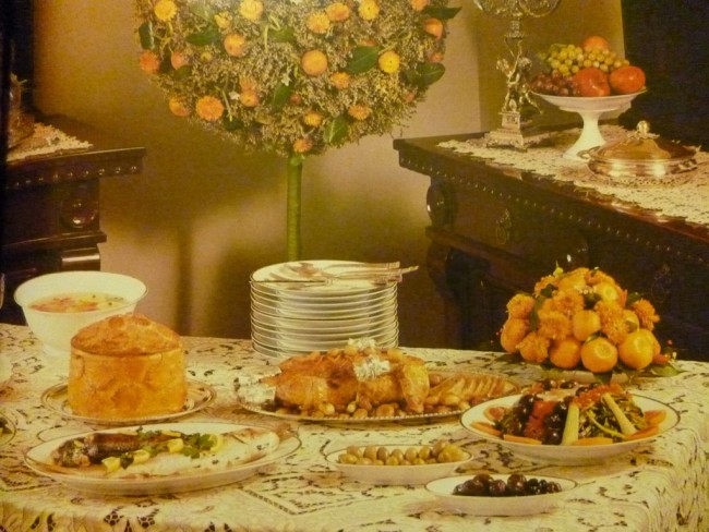 Tavola imbandita per una cena di Natale del 1985, da La cucina italiana Tavola imbandita per una cena di Natale del 1985, da La cucina italiana